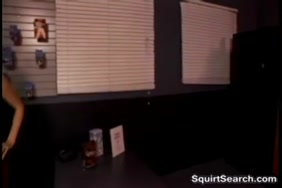 Une fille qui fait lamour avec une chien